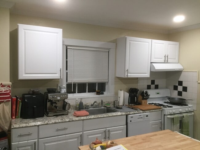 Building Photo - 42 Newbury St Unit 1