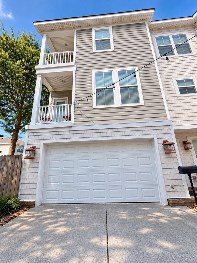 Building Photo - 4631 Lee Ave