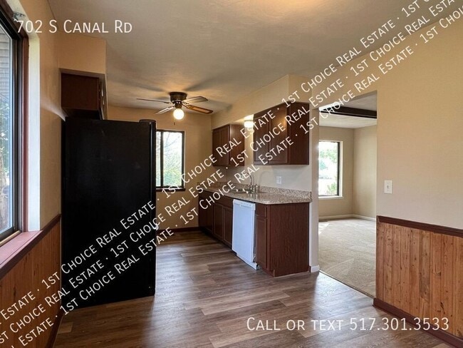 Photo - 702 S Canal Rd