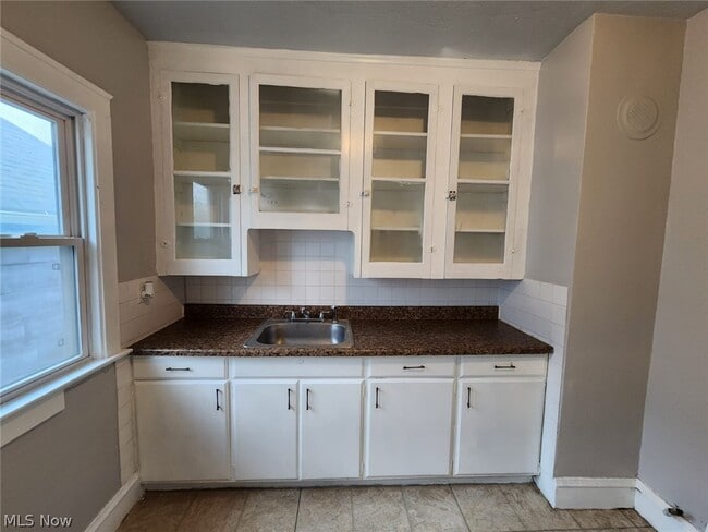 Building Photo - 2200 W 104th St Unit Upper