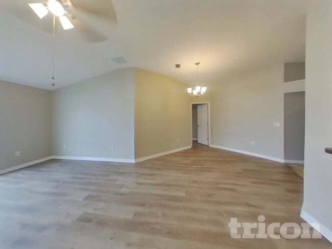 4513 Tina Ln