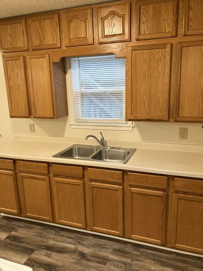 Building Photo - 605 13th St SW Unit Apt #1