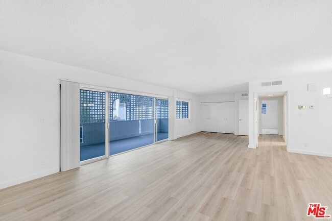 Building Photo - 825 S Gretna Green Way Unit T