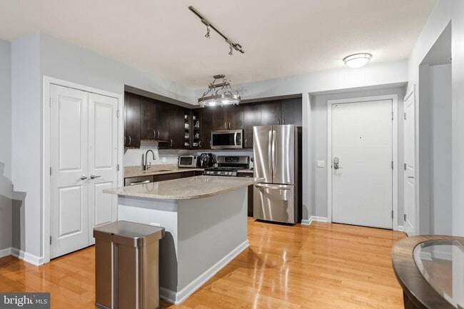 Building Photo - 440 L St NW Unit 407