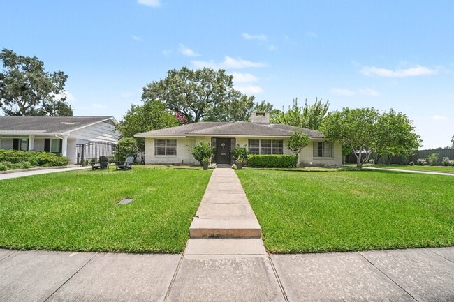 Building Photo - 6267 Chevy Chase Dr