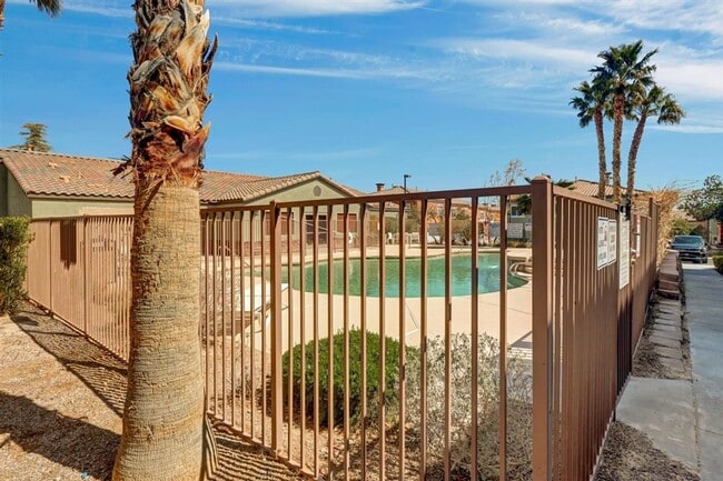 Building Photo - Great Townhome facing pool/Two Car Garage/Large Loft/Two Masters