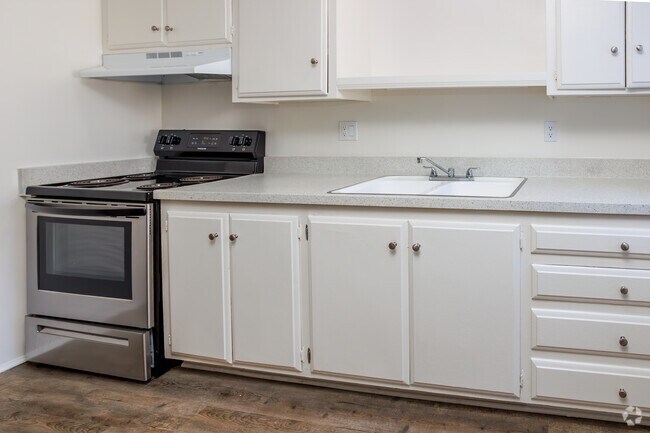 Studio, 482SF - Kitchen