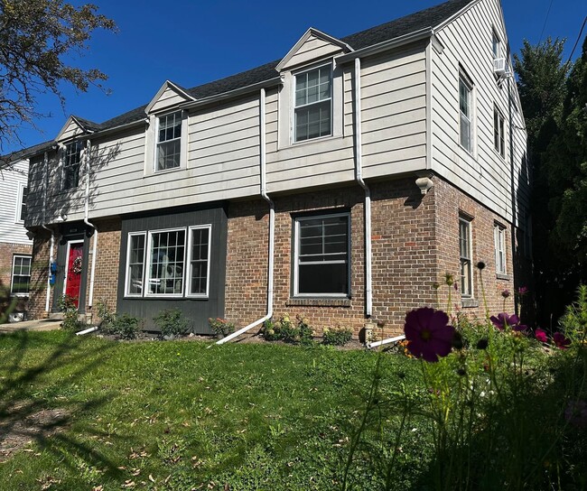 Photo - Shorewood 2 bedroom upper