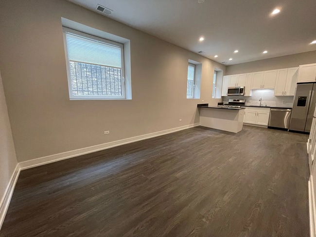 Building Photo - 1730 W. Greenleaf Ave