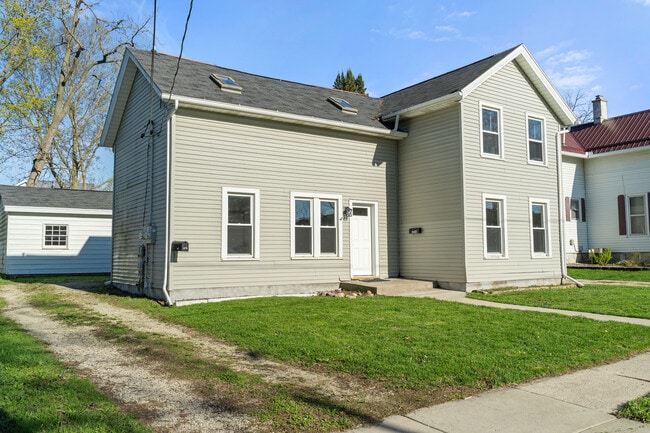 Photo - 320 Edward St