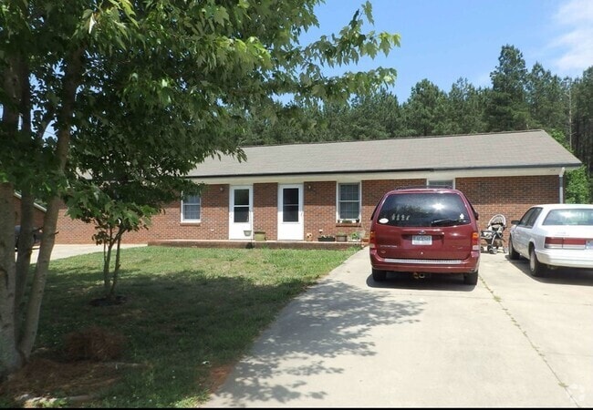 Building Photo - Available April 10th, 2025 or sooner. Desi... Unit 2296 Rental