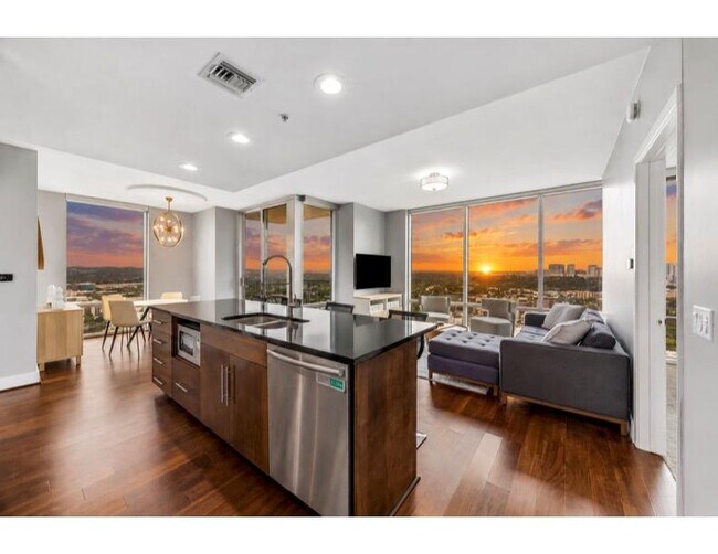 Building Photo - 300 Bowie St Unit 2805