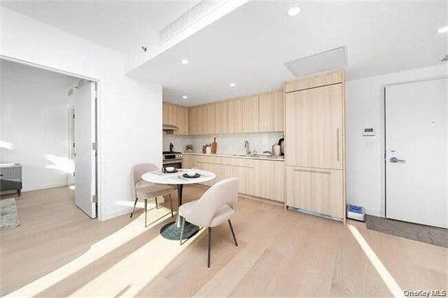 Building Photo - 33-71 Prince St Unit 6D
