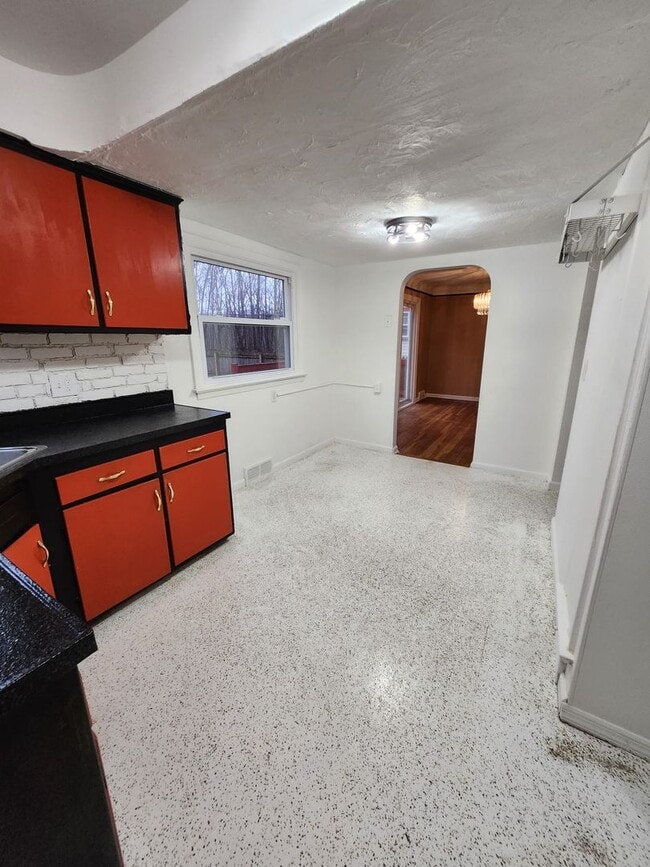 Photo - 2005 Hilton Rd