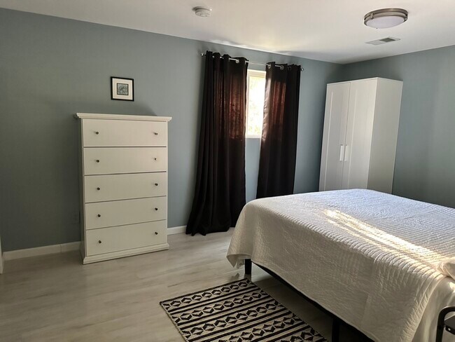 Photo - 3202 N Kingsley Dr Unidad Suite with Kitchenette