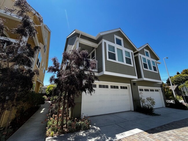 Building Photo - Spacious and Modern 3-bedroom, 3.5 bathroo... Unit 104 Jacobs Lane Rental