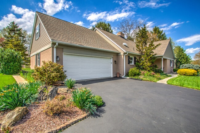 Photo - 1827 Larchmont Ln
