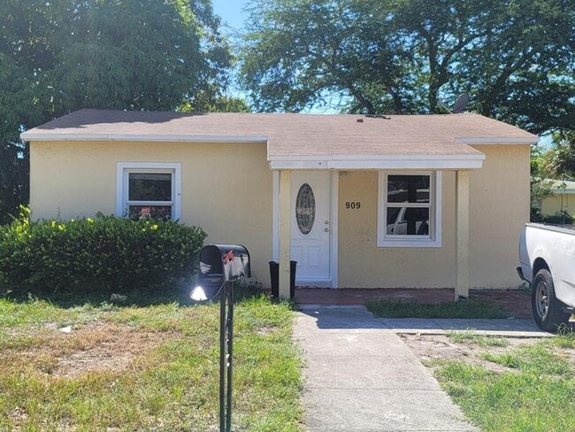 Building Photo - 909 NW 16th Terrace Rental