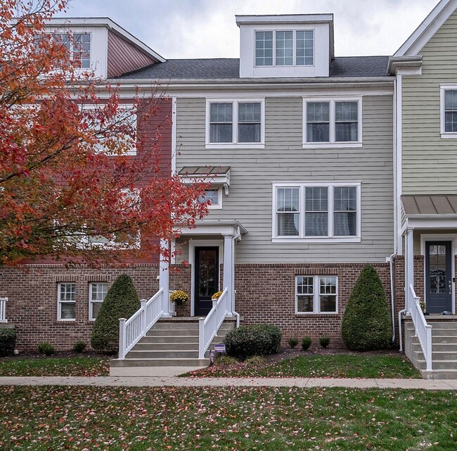 Lovely townhome with 4 Bedrooms & 3 1/2 Baths - Lovely townhome with 4 Bedrooms & 3 1/2 Baths