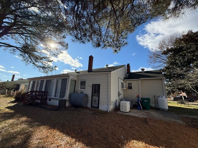 Photo - Large 3bed 1.5 bath ranch with 2 car garage $1895