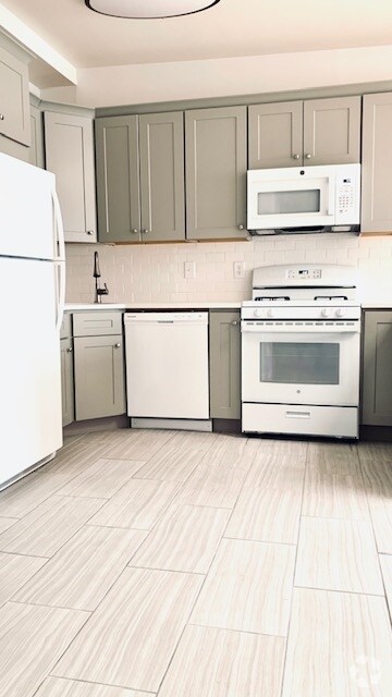 Building Photo - 200 Christopher Columbus Dr Unit B9 Rental