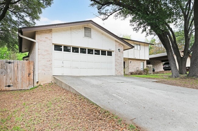 Building Photo - Leon Valley~Spacious 2 Bedroom~Updated Kitchen with Stainless Steel Appliances~2 Car Garage~Backyard