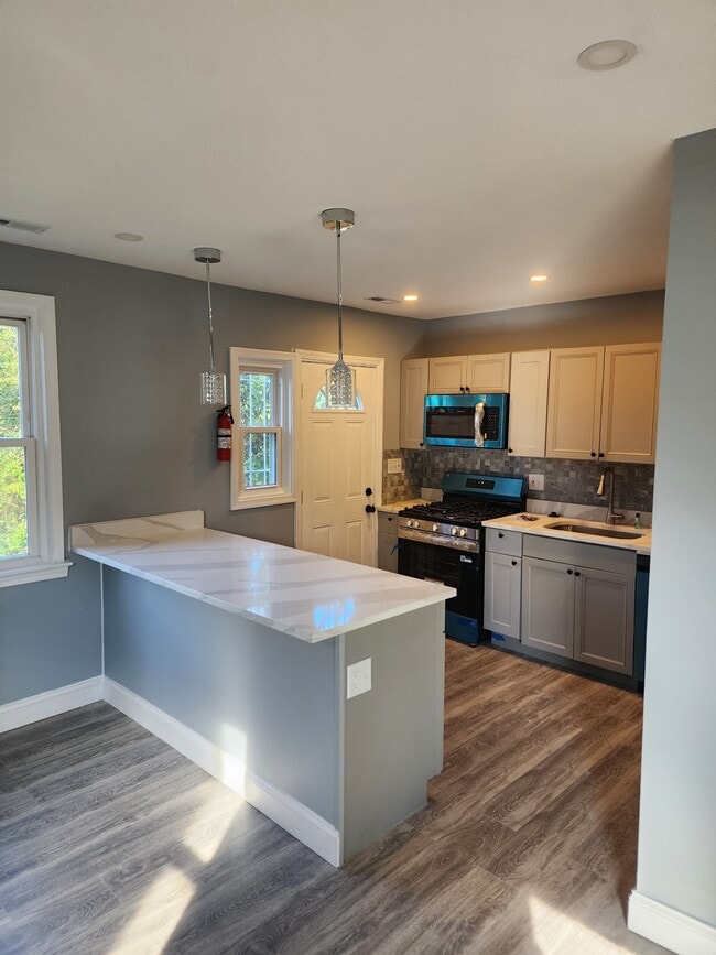 Photo - 467 Burbank St SE