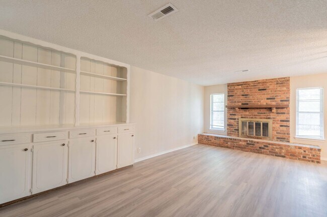 Photo - 4 Bed / 2 Bath in Broken Arrow!