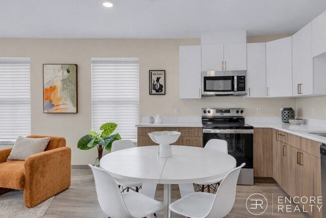 Photo - 375 Cummins Hwy Unit 402