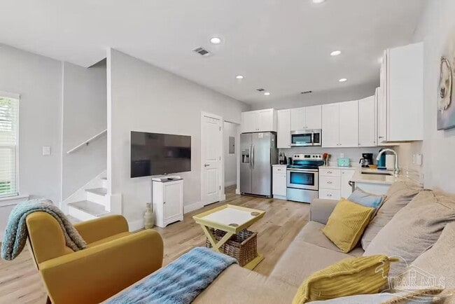 Photo - 321 N De Villiers St