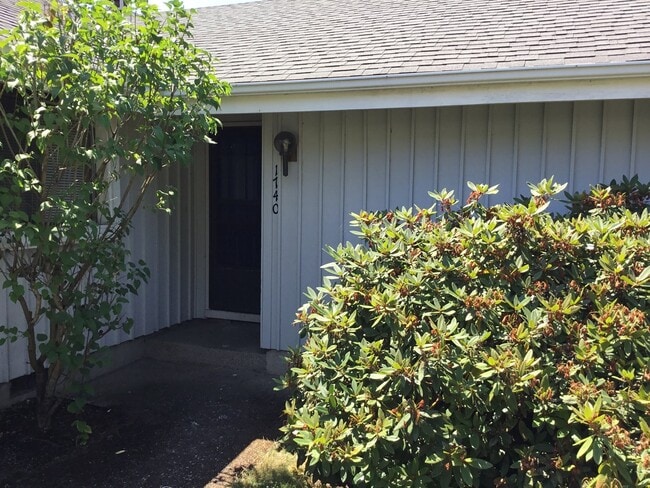 Building Photo - 2 Bedroom, 1 Bath Home in Cal Young Neighborhood