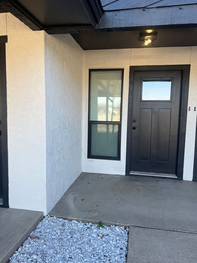 Building Photo - ? Fully Remodeled 2 Bed / 1 Bath Duplex – $200 off First Month Move-In Ready ?