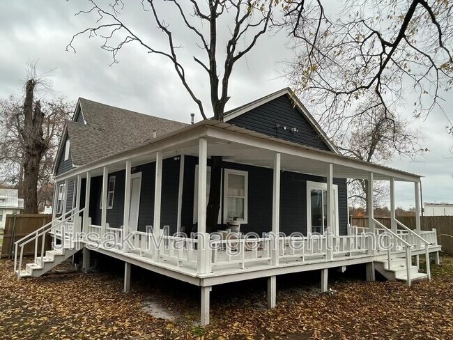 Photo - 300 16th St SE