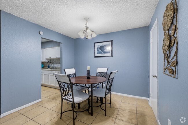 1BR, 1BA - 680SF - Dining Room