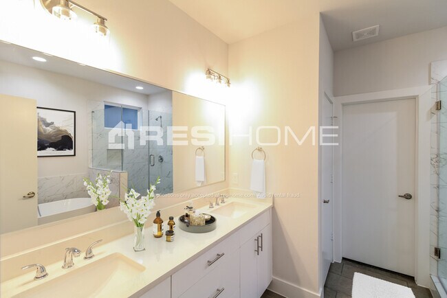 Photo - 3010 Baer Street