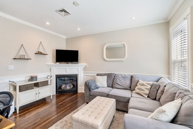 Building Photo - 176 Bowen St Unit 3
