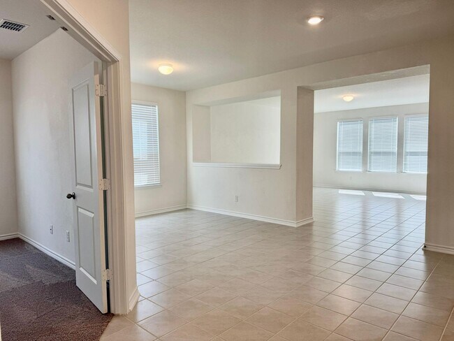 Photo - FOR RENT!