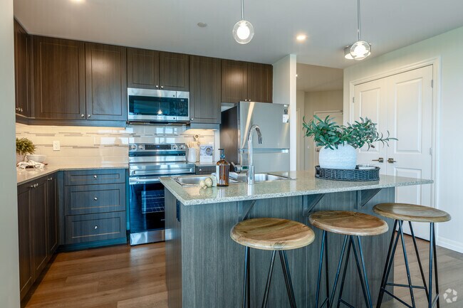 2BR, 2BA - 1,220SF - Kitchen - Hyde Park Place