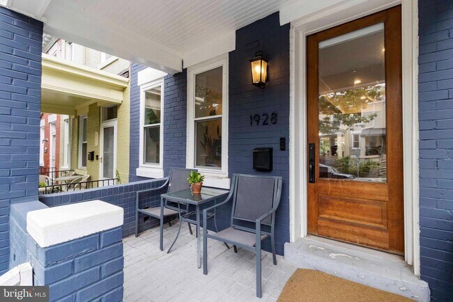 Photo - 1928 First St NE