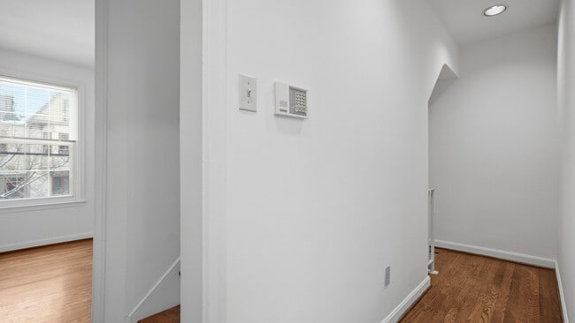 Photo - 6415 Howe St