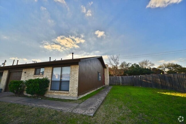 Building Photo - 1201 Westcott Dr Unit - A Rental