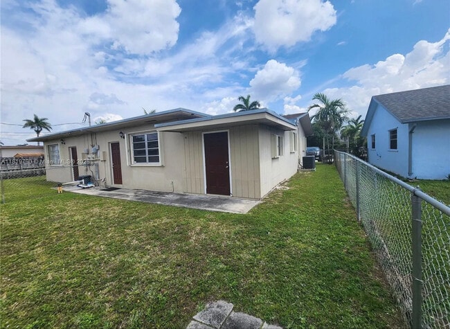 Building Photo - 1806 SW 97th Ave Unit 2 Rental