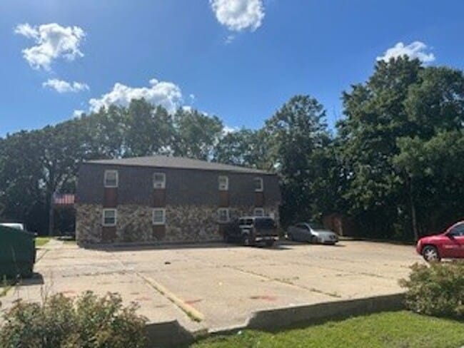 Building Photo - Spacious 2 bed, 1 bath Unit Apt #6