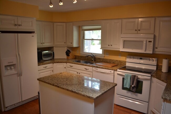 Photo - 861 Hawthorne Dr