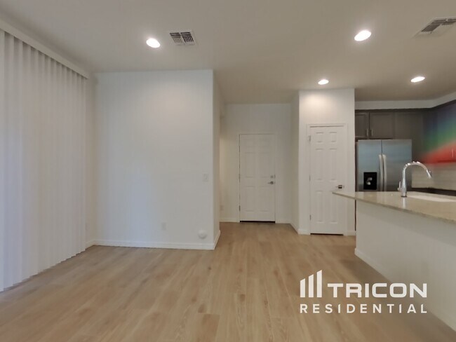 Photo - 5838 W Wood St