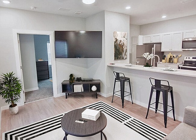 2x2 Living Room - College Vue on University