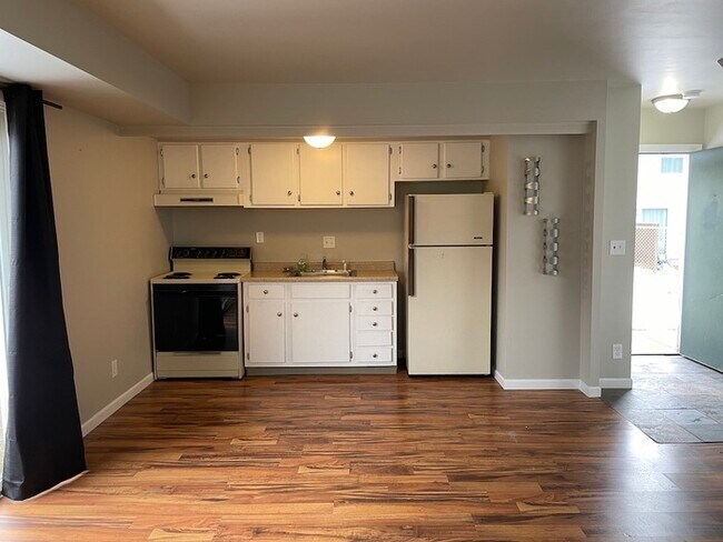 Photo - Large 1 bedroom condo Kenbrooke Court!