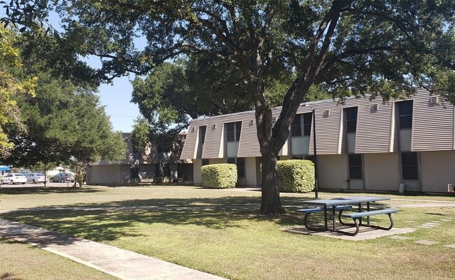 Building Photo - 800 N Hwy 123 Bypass Rental