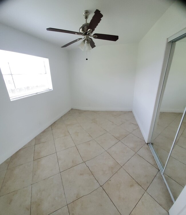 215 SW 16th St Unit 4