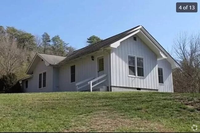 Building Photo - 3BD/2BA Historic Farmhouse close to Town a...